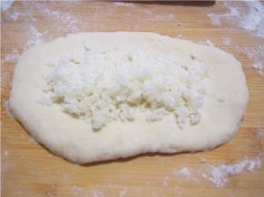 取其中一份擀成椭圆形，加入椰蓉