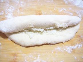 从长的一边慢慢卷起，收口捏紧