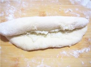 从长的一边慢慢卷起，收口捏紧