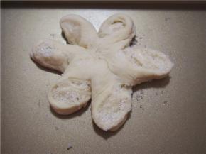 每一个花瓣反转压平，我做的有点丑~