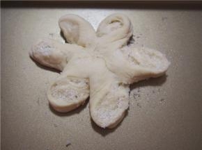 每一个花瓣反转压平，我做的有点丑~