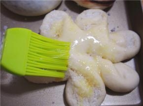 发酵至1.5倍大，涂上蛋液，烤箱预热至180度，根据个头大小烤15至20分钟左右即可。