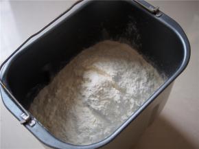 高筋面粉称量好，加入奶粉