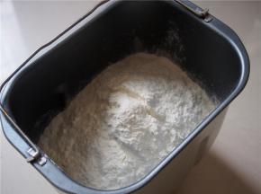 高筋面粉称量好，加入奶粉