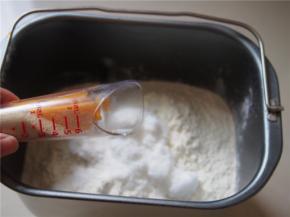 在面包桶的一个角落里加入酵母
