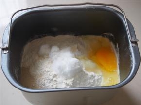 在面包桶的另外一个角落里放入鸡蛋