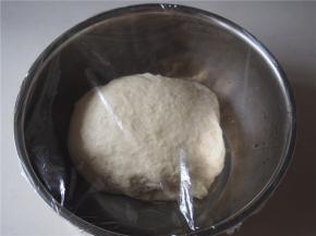 慢慢加水揉成光滑面团后，加入黄油揉至出膜。放到温暖的地方发酵至2倍大。