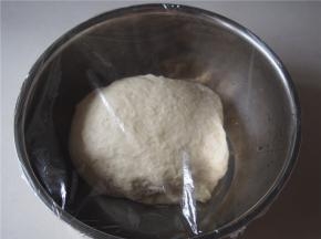 慢慢加水揉成光滑面团后，加入黄油揉至出膜。放到温暖的地方发酵至2倍大。
