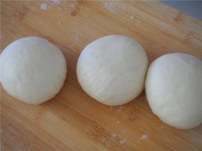发酵好的面团排气，分成3份，滚圆后松弛10分钟。