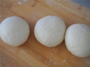 发酵好的面团排气，分成3份，滚圆后松弛10分钟。