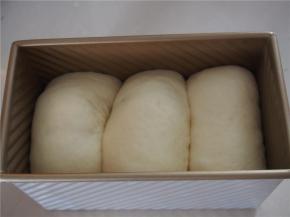 发酵至8分满。烤箱预热至180度，盖上吐司盖子，中层烤50分钟左右，关火后焖3分钟熟透即可。