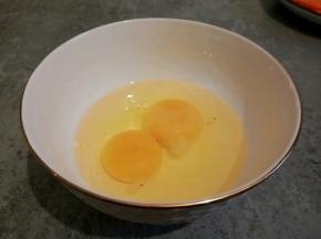 鸡蛋2个，加一点点盐，打散
