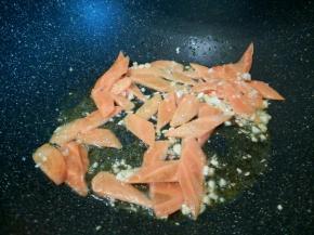 蒜泥炒香，加胡萝卜翻炒，