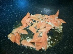 蒜泥炒香，加胡萝卜翻炒，
