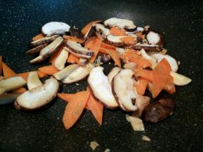 再加香菇炒片刻，