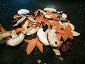 再加香菇炒片刻，