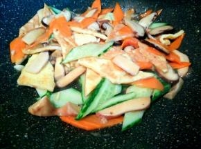 再加黄瓜，鸡蛋，炒几下加盐，味精调味，水淀粉勾芡加可以。