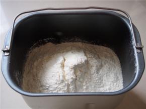 高筋面粉称量好，加入奶粉