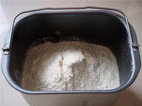 高筋面粉称量好，加入奶粉