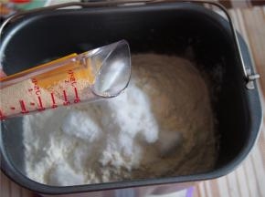在面包机的一个角落里加入酵母