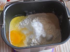 在另一个角落里放入鸡蛋