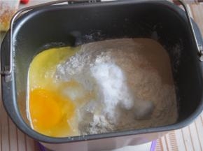 在另一个角落里放入鸡蛋