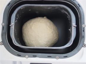 启动一个揉面程序，慢慢加水，揉成光滑的面团，然后加入黄油，继续揉至出膜。启动发酵程序发酵至2倍大。