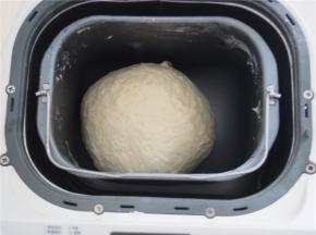 启动一个揉面程序，慢慢加水，揉成光滑的面团，然后加入黄油，继续揉至出膜。启动发酵程序发酵至2倍大。