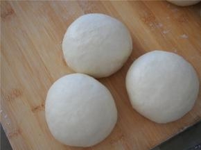发酵好的面团排气，分成等量三份，滚圆，静置10分钟左右。