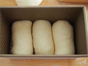 收口朝下放入吐司模中，发酵至8分满。