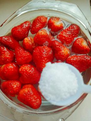草莓选无腐烂新鲜草莓，去蒂，洗干净，盐水泡15分钟