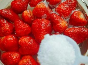 草莓选无腐烂新鲜草莓，去蒂，洗干净，盐水泡15分钟