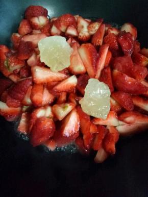 草莓和腌出的水分一起倒入锅中，加入冰糖，大火烧开转中火不断搅拌
￼
熬