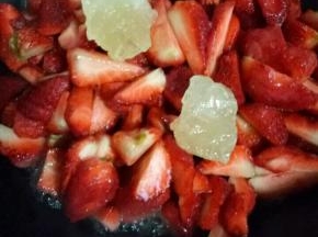 草莓和腌出的水分一起倒入锅中，加入冰糖，大火烧开转中火不断搅拌
￼
熬