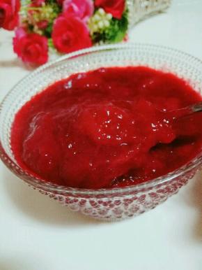 无添加自然色的草莓酱出锅
