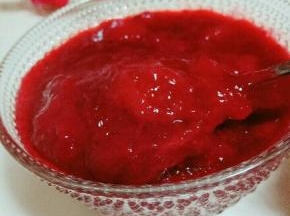 无添加自然色的草莓酱出锅