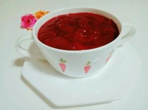 草莓酱彻底冷后装入(无水无油，消毒过的密封罐) 草莓含糖丰富，具有很长保质期，放冰箱可保存几个月。