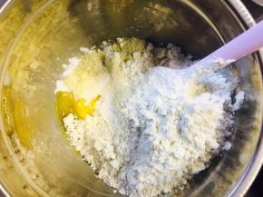 依次加入糖粉，杏仁粉，盐，鸡蛋与香草混合物和过筛的低粉。最好每加一样都搅拌均匀再加下一个。这样混合的会更均匀
