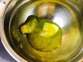 待手摸上去不烫手了，将黄油丢进去，用打蛋器打至顺滑