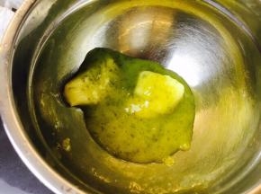 待手摸上去不烫手了，将黄油丢进去，用打蛋器打至顺滑