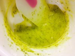 待柠檬皮鸡蛋混合物即将沸腾，离开水盆，迅速降温