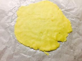 冷藏时间到了，取出饼皮，擀成2至2.5厘米的片状