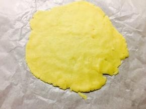 冷藏时间到了，取出饼皮，擀成2至2.5厘米的片状