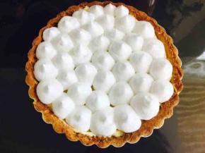 将蛋白霜装饰于派上，筛点糖粉。烤箱200度，上层，烤制3到5分钟，要注意观察，蛋白霜上色即可，烤制期间烤箱门留一条缝儿