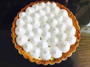 将蛋白霜装饰于派上，筛点糖粉。烤箱200度，上层，烤制3到5分钟，要注意观察，蛋白霜上色即可，烤制期间烤箱门留一条缝儿