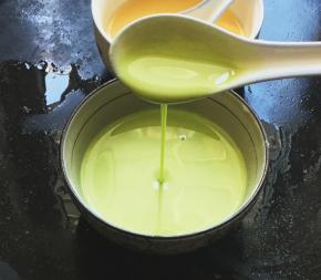 搅拌成浓稠的流水状即可，这样制作出来的饼才会柔软