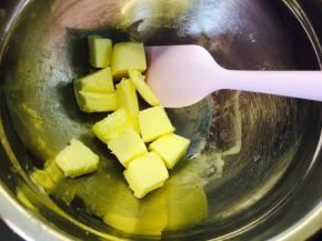 黄油切成小块，同时将半只鸡蛋与香草混合，如果用香草荚则将鸡蛋与少量香草籽混合