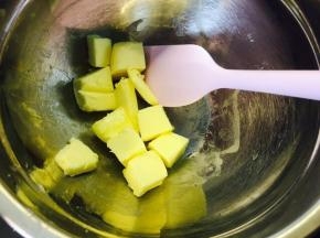 黄油切成小块，同时将半只鸡蛋与香草混合，如果用香草荚则将鸡蛋与少量香草籽混合