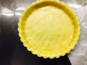 派模具涂黄油，将饼皮放置于模具中