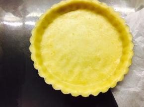 派模具涂黄油，将饼皮放置于模具中
